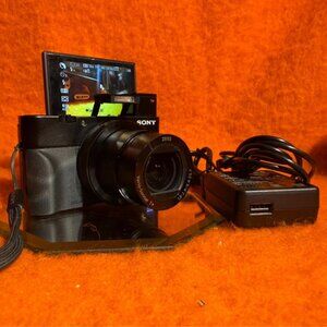 Sony RX100 V - Compact Camera in Perfect Condition with Charger and Battery